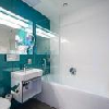 Elegáns fürdőszoba a Yacht Hotelben Siófokon a Balatonnál